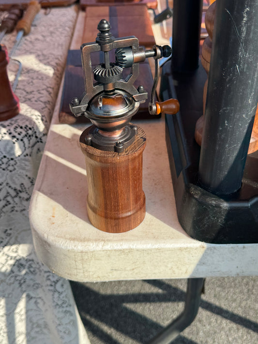 Pepper Grinder antique Style (Walnut)